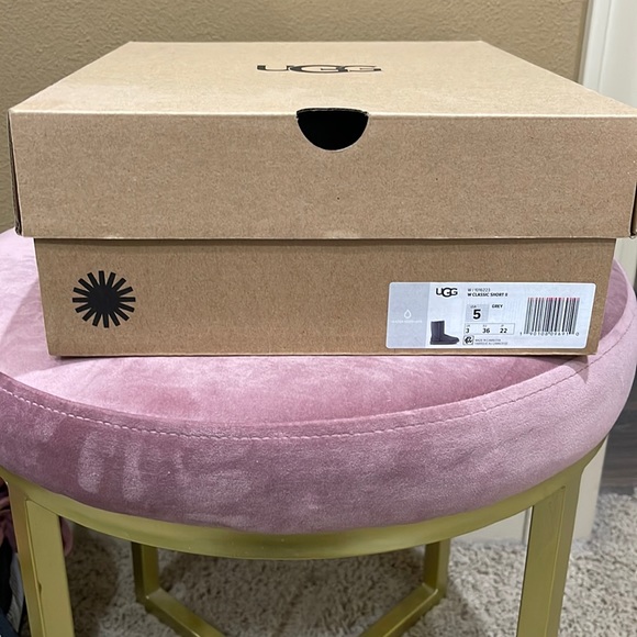 NWOT Ugg Short Boots - Picture 2 of 6